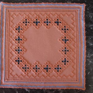 Individual de mesa bordado em Hardanger laranja e azul