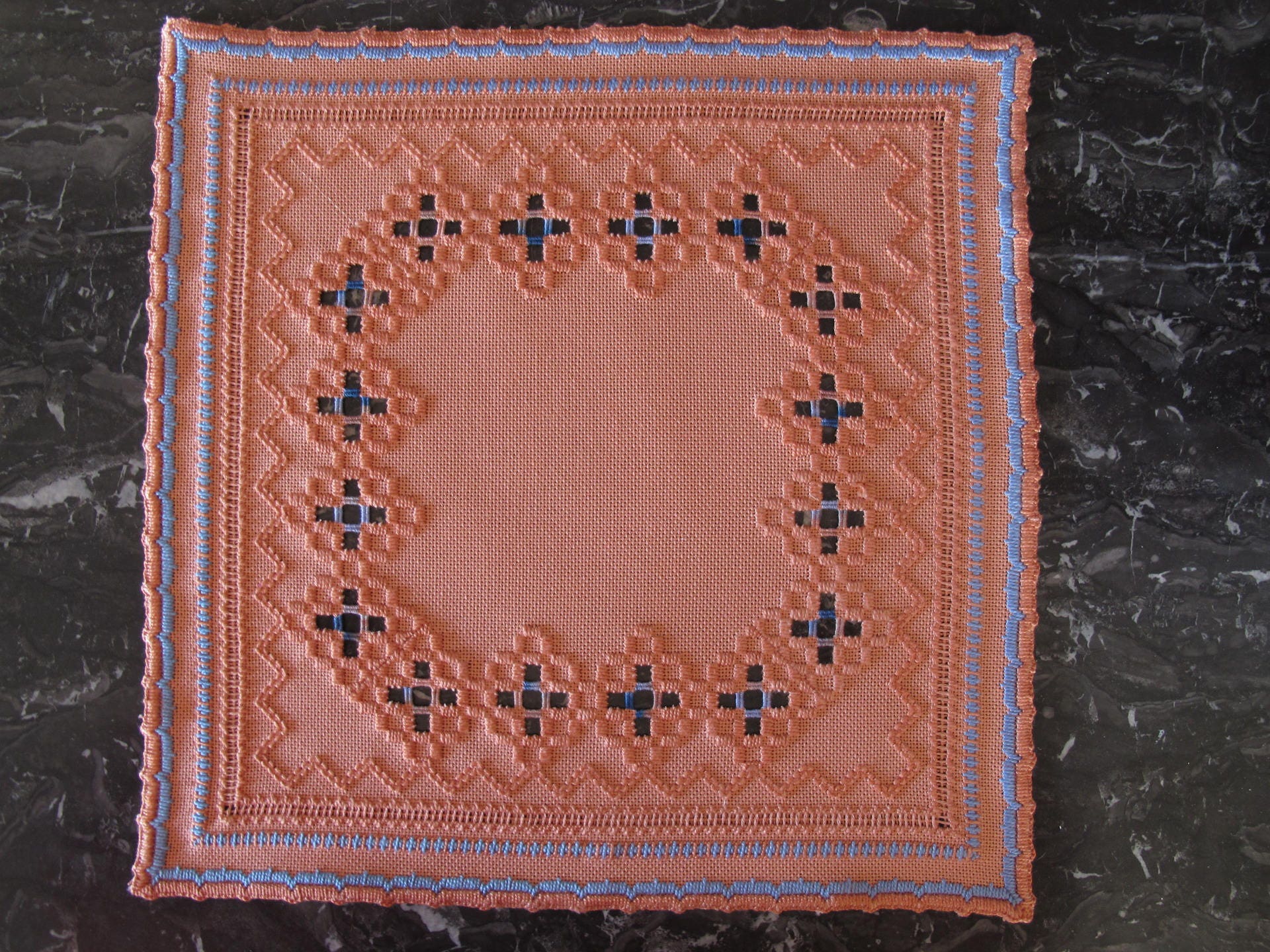 Napperon Brodé en Hardanger Orange et Bleu