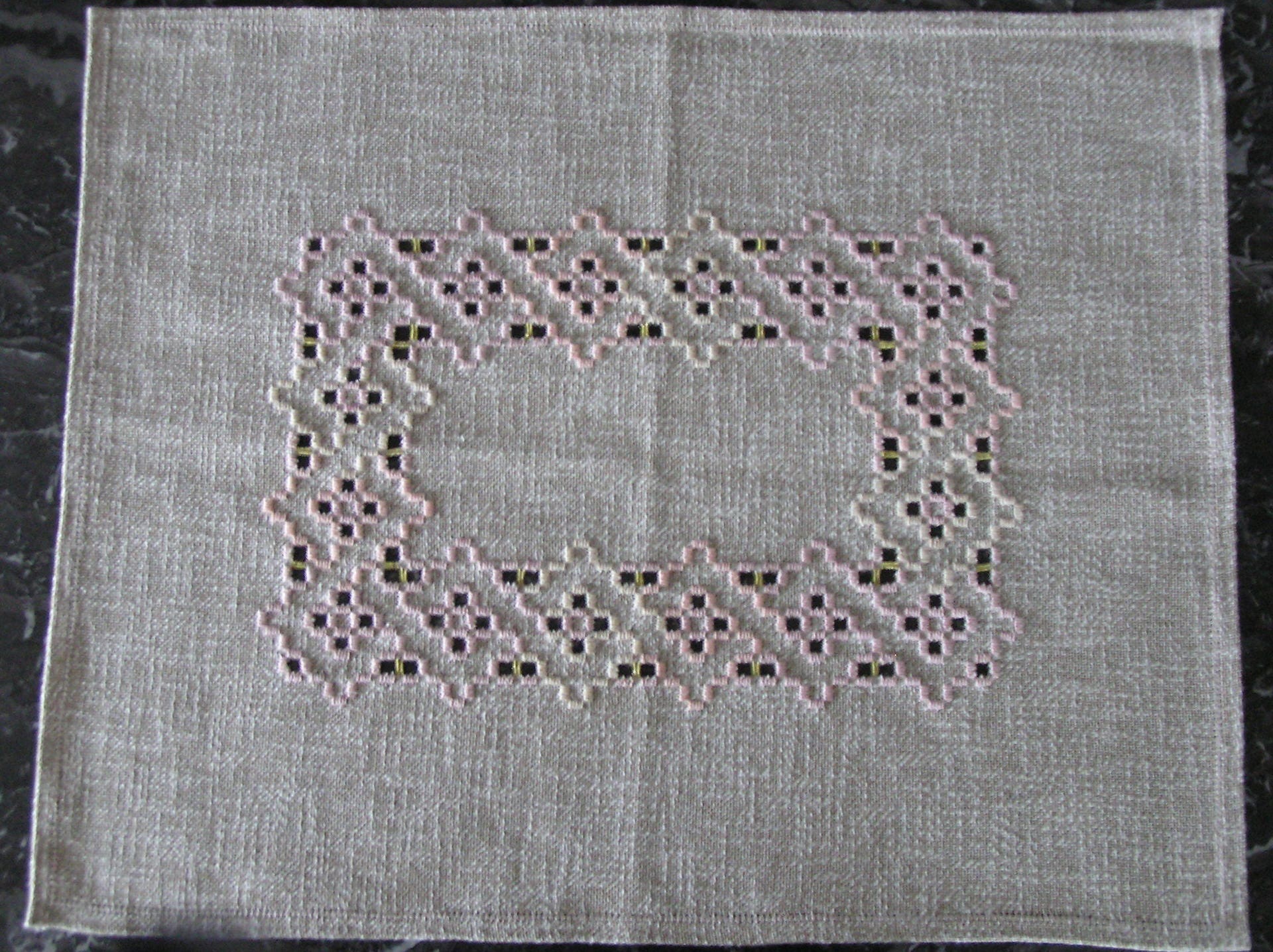 Napperon Rectangulaire Brodé en Hardanger Beige et Rose