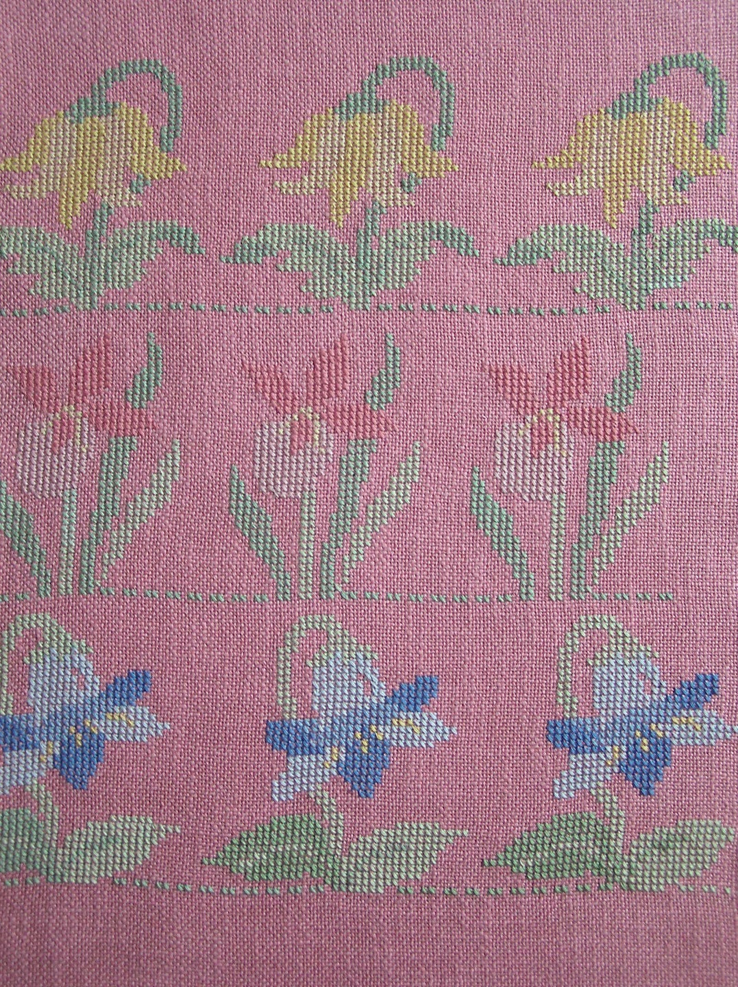 Broderie Rose Trois Fleurs Au Point de Croix