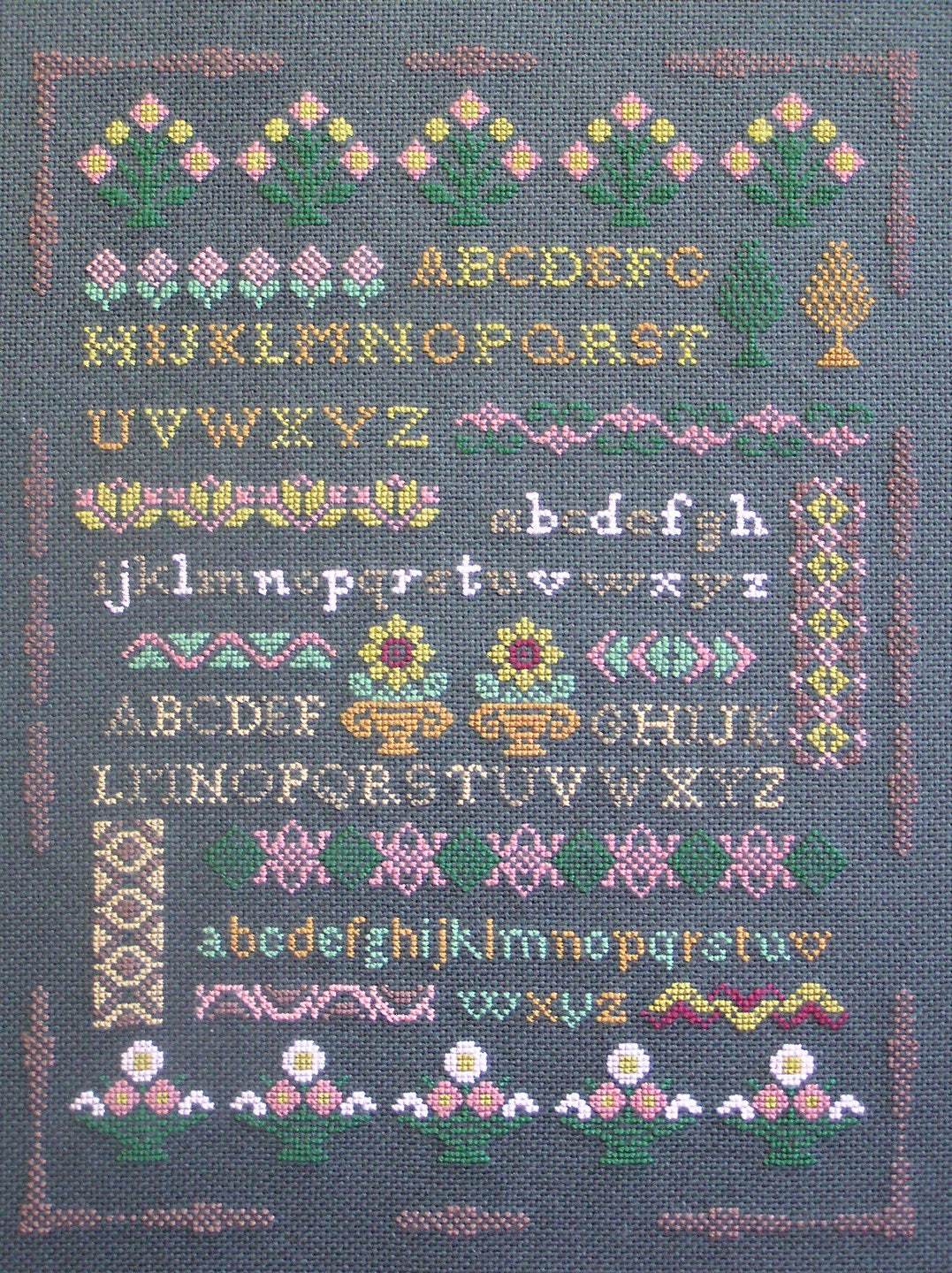 Broderie d'un Abécédaire Fond Gris Au Point Compté