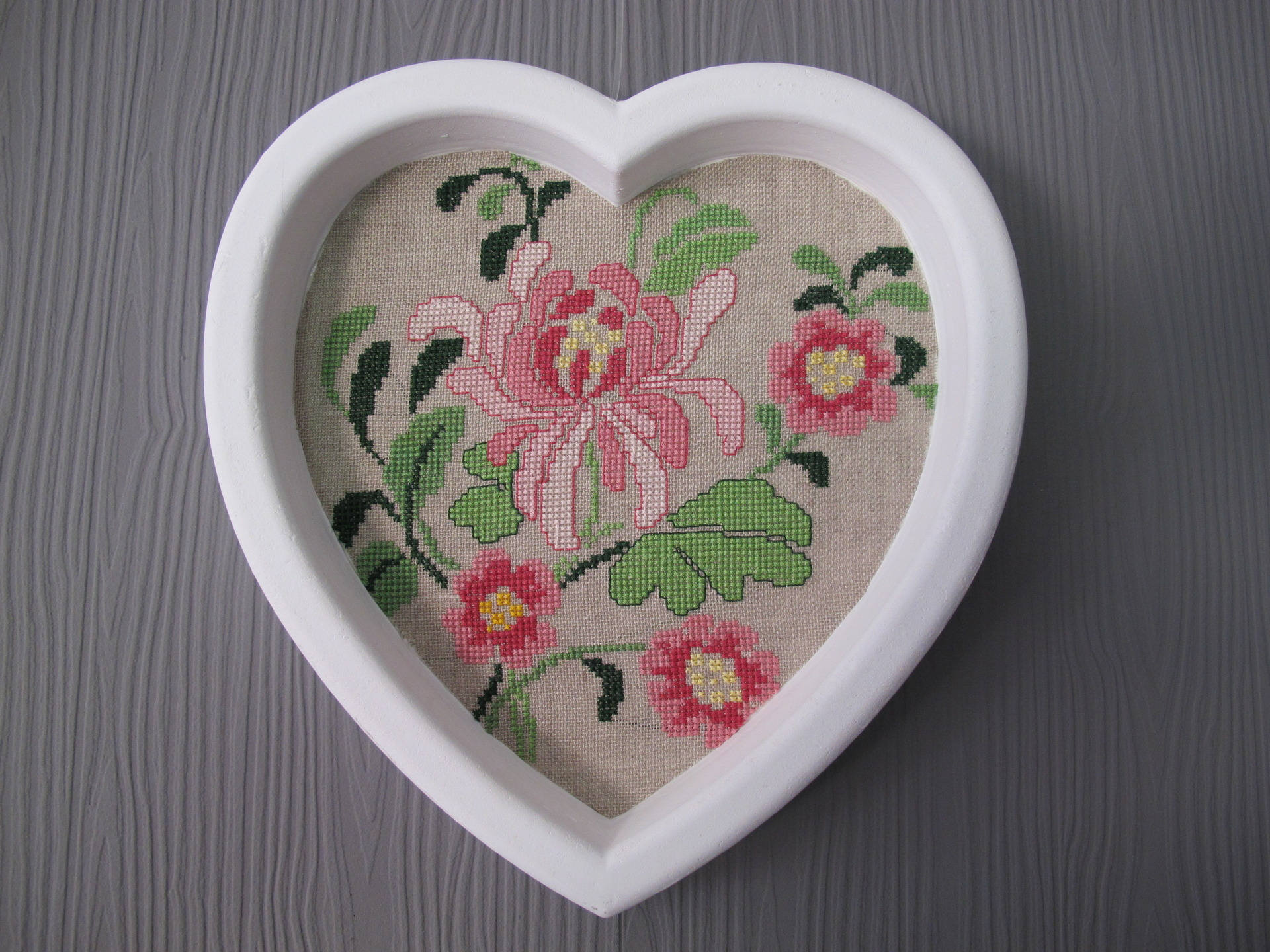 Petit Tableau Coeur Blanc avec Fleurs Roses