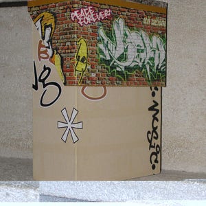 Boîte fiches en carton recouverte de tags
