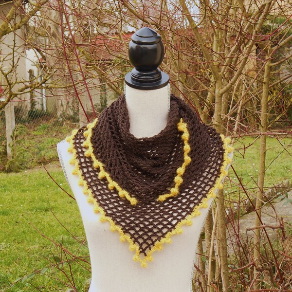 Chèche au crochet marron chocolat et ses pompons jaunes