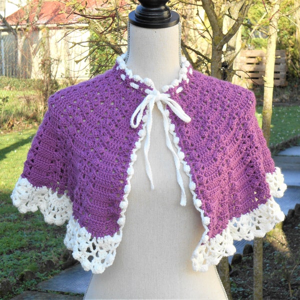 Cape au crochet lilas foncé et blanche, Cadeau femme fait main, Cape rose et blanche, Cape petit col officier, Couvre-épaules au crochet.