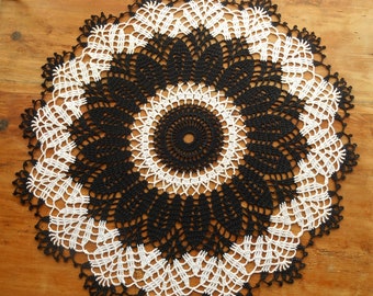 Napperon au crochet noir et blanc, Napperon de 48 cm de diamètre, Napperon domino, Décoration d'intérieur, Napperon fait main.