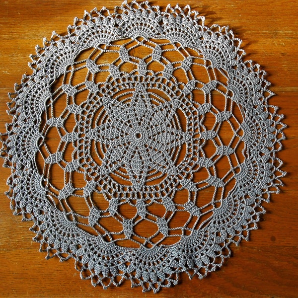 Napperon rond au crochet gris violine de 42 cm de diamètre, Napperon au crochet fait main, Napperon rond, Décoration de meuble.