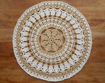 Napperon rond bicolore au crochet de 31 cm de diamètre écru et beige foncé, décoration d'intérieur.