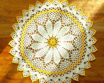 Napperon marguerite au crochet blanc et jaune de 33 cm de diamètre, Napperon au crochet