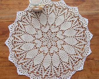 Napperon de 38 cm de diamètre écru clair bordé de blanc, Napperon au crochet fait main, Décoration d'intérieur, Décoration de meuble.