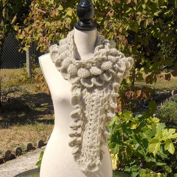 Echarpe au crochet, Etole au crochet, Echarpe beige, Echarpe élégante au crochet, Echarpe dentelle, Echarpe en laine, Foulard.