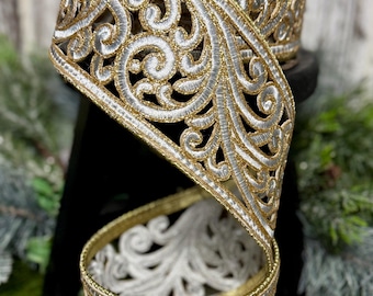Peut inclure: Une bobine de ruban décoratif au design complexe. Le ruban présente une bordure dorée avec des détails brodés argentés et dorés. Le motif comprend des motifs tourbillonnants et un aspect texturé, adapté aux travaux manuels et aux embellissements.
