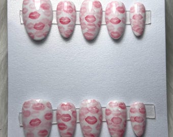 Uñas postizas con efecto beso de lápiz labial con base blanca, resistentes y duraderas.