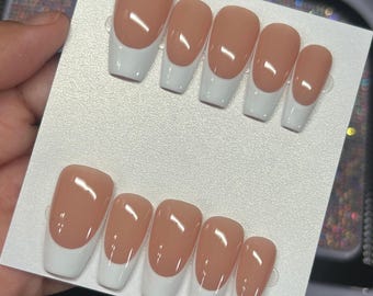 Unhas francesas clássicas brancas com base bege