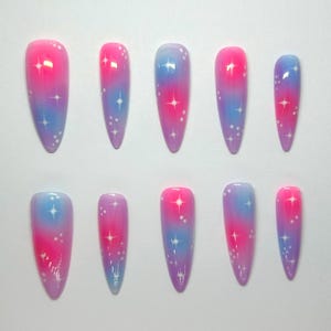 Grillige, levendige airbrush-aura-nailart met witte glitters Herbruikbare luxe pers op nagels