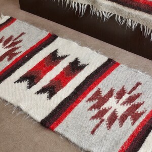 Tapis rustique en laine pour chambre / Tapis rouge
