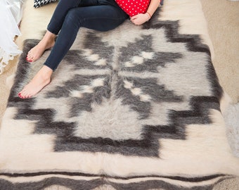 Grijze geometrische wollen deken: gezellig interieur