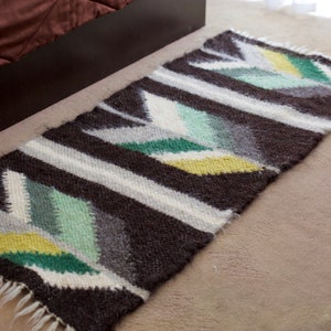 Tapis en laine tissé à la main : design scandinave nordique, 26 x 59 po.