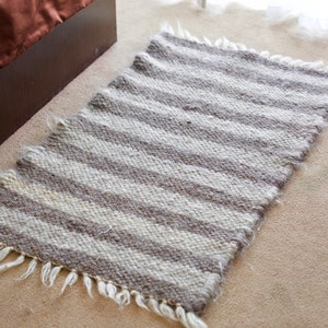 Tapis en laine fait main : petit tapis tissé à rayures grises