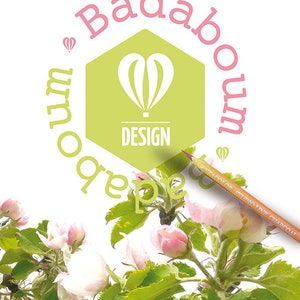 Peut inclure: Un hexagone vert avec un ballon à air chaud en forme de cœur rose à l'intérieur. L'hexagone est entouré d'un cercle rose avec le texte "Badaboum" écrit en rose. Le texte "DESIGN" est écrit en noir à l'intérieur de l'hexagone. Une branche de fleurs roses et blanches se trouve dans le coin inférieur droit de l'image.