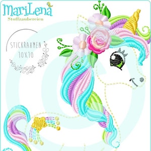 Könnte beinhalten: Stickdatei einer sitzenden Einhorn mit Regenbogenmähne und -schwanz, die eine Blumenkrone trägt. Das Einhorn ist mit dem Kopf zur Seite gedreht. Das Design ist perfekt für Stickprojekte.