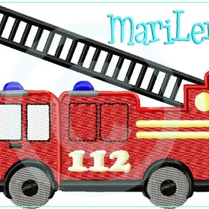 Könnte beinhalten: Rotes Feuerwehrauto mit einer schwarzen Leiter, blauen Lichtern und der Nummer 112 an der Seite. Das Auto hat gelbe Streifen und einen gelben Kreis hinten. Der Text "MariLena" ist in Blau über dem Auto geschrieben.