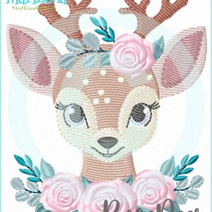 Könnte beinhalten: Stickerei eines rosa-braunen Rehs mit großen Augen und Geweih. Das Reh trägt eine Krone aus rosa Rosen und blauen Blättern. Der Text "Rose Deer" befindet sich unter dem Reh.