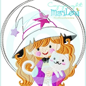 Könnte beinhalten: Stickdatei einer jungen Frau mit blonden Haaren, die einen weißen Hexenhut mit einem rosa Stern oben trägt. Sie hält eine weiße Katze mit rosa Ohren und einer rosa Nase. Das Design ist von einem schwarzen Kreis mit weißem Hintergrund umgeben.