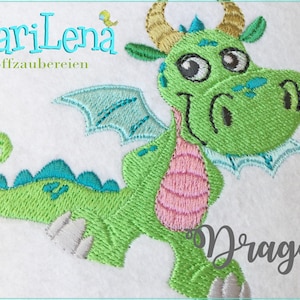 Könnte beinhalten: Grüner gestickter Drache mit rosa und blauen Akzenten. Der Drache hat einen großen Kopf mit großen Augen und einen langen Schwanz. Der Text "Dragon" ist unter dem Drachen gestickt.
