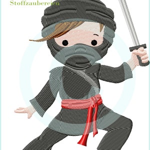 Könnte beinhalten: Gesticktes Design eines Cartoon-Ninjas in Kampfhaltung, der ein silbernes Schwert hält. Der Ninja trägt ein schwarz-graues Outfit mit einem roten Schärpe. Das Bild enthält den Text "MariLena Stoffzauberei".