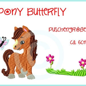 Könnte beinhalten: Gesticktes Design mit einem braunen Pony mit fließender Mähne und Schweif, einem Schmetterling und zwei rosa Blumen in einer grasbewachsenen Gegend. Der Text "PONY BUTTERFLY" wird über dem Pony angezeigt. Größe ca. 6 cm.