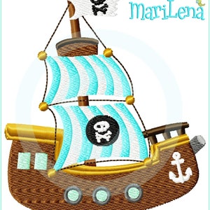 Könnte beinhalten: Ein braunes und goldenes Piratenschiff mit einem weiß-blau gestreiften Segel. Das Schiff hat eine schwarze Totenkopf- und Knochenflagge und einen weißen Anker am Heck.