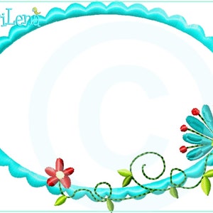 Könnte beinhalten: Ein türkisfarbener ovaler Rahmen mit einem gewellten Rand, verziert mit grünen Ranken und roten und blauen Blumen. Der Rahmen ist perfekt, um Ihren Bastelarbeiten einen Hauch von Verspieltheit zu verleihen.