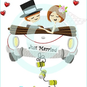 Pode incluir: Um carro branco com as palavras "Just Married" na parte de trás. Uma noiva e um noivo estão sentados no carro. O carro tem uma corda de latas amarelas amarradas ao pára-choques traseiro.
