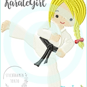 Può includere: Disegno ricamato di una ragazza in uniforme di karate bianca con cintura nera, che calcia con la gamba destra. Il disegno include il testo "Karate Girl" e "Stickrahmen 10x10".