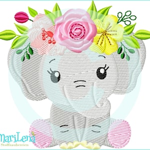Könnte beinhalten: Gesticktes Design eines Baby-Elefanten mit Blumenkrone. Der Elefant ist hellgrau mit rosa Akzenten an Ohren und Füßen. Die Blumenkrone zeigt rosa Rosen, gelbe Blüten und grüne Blätter. Das Design hat den Text "MariLena Stoffzaubereien" am unteren Rand.