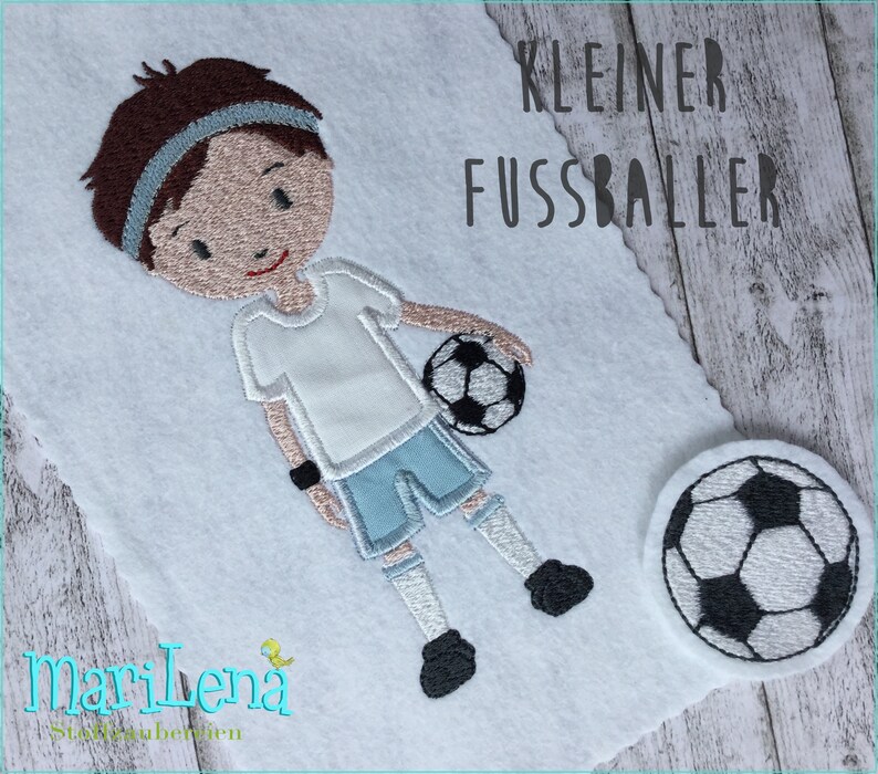 Stickdatei Kleiner Fußballer 1 Appli 13x18 5x7 Stickmuster Stickmotiv embroidery pattern appliqué soccer player boy Bild 3