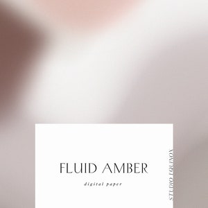 Könnte beinhalten: Ein digitaler Papierhintergrund mit einem verschwommenen, abstrakten Design in Rosa- und Weißtönen. Der Text "FLUID AMBER digital paper" ist mittig auf dem weißen Hintergrund platziert.