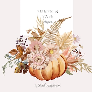 Könnte beinhalten: Aquarell-Illustration einer Kürbisvase mit Herbstlaub und Blumen in Braun-, Beige-, Rosa- und Blautönen. Der Text "PUMPKIN VASE clipart" ist in Schwarz über der Vase geschrieben.