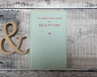 Może przedstawiać: Zielona książka z tytułem "The Observer's Book of Sculpture" w czerwonych literach. Książka ma czerwony trójkąt na okładce.
