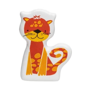 Op de afbeelding: Een keramiek figuur van een cartoon oranje en gele kat met een witte achtergrond.