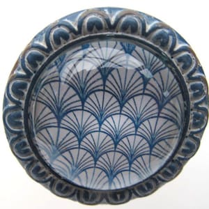 Möbelknopp i metall och glas, retrostil, blå och vit, antik vintage.