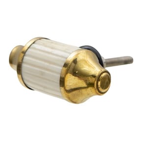 Op de afbeelding: Een witte en gouden kastknop met een geribbeld ontwerp. De knop heeft een messing afwerking en een kleine schroef.