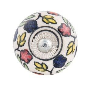 Può includere: Pomo in ceramica bianca con un design floreale in tonalità di blu, giallo, verde e rosso. Il pomo ha un centro in metallo argentato.