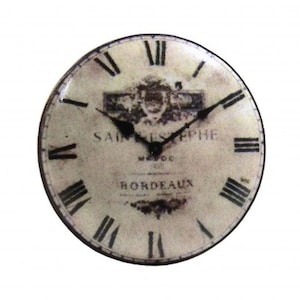 Könnte beinhalten: Ein Vintage-Uhrzifferblatt mit römischen Ziffern und einem verwitterten weißen Hintergrund. Das Zifferblatt zeigt den Text "Saint-Sépulcre Bordeaux".