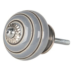 Könnte beinhalten: Hellgrauer Keramik-Schrankknauf mit Spiralmuster und silberfarbenem Metallsockel. Der Knauf hat einen dekorativen silberfarbenen Metallakzent um die Mitte und eine Gewindeschraube zur Befestigung.