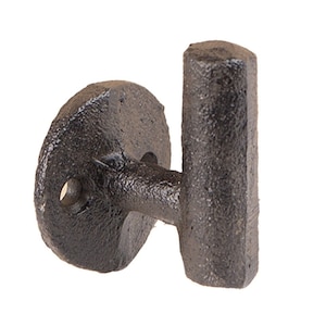 Pode incluir: Um gancho de ferro fundido preto com uma base redonda e um gancho retangular. O gancho é projetado para pendurar itens e tem um acabamento rústico e texturizado. O hardware é adequado para uma variedade de estilos de decoração.
