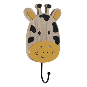 Könnte beinhalten: Ein hölzerner Wandhaken in Form einer Giraffe. Die Giraffe hat einen hellbraunen Körper mit schwarzen Flecken und gelben Akzenten an Ohren und Nase. Am unteren Ende ist ein schwarzer Metallhaken angebracht. Der Haken ist zum Aufhängen von Gegenständen bestimmt.