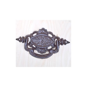 Grote ladehandgreep, gietijzeren ornament, handgreep met antieke uitstraling.