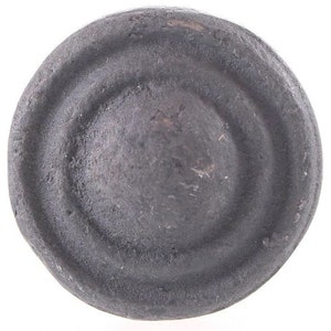 Peut inclure: Un disque en céramique rond et noir avec trois cercles concentriques.